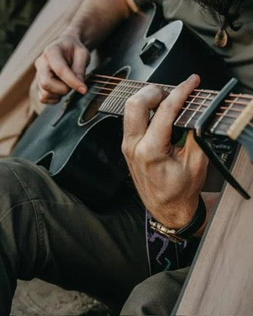 Accoustic musician